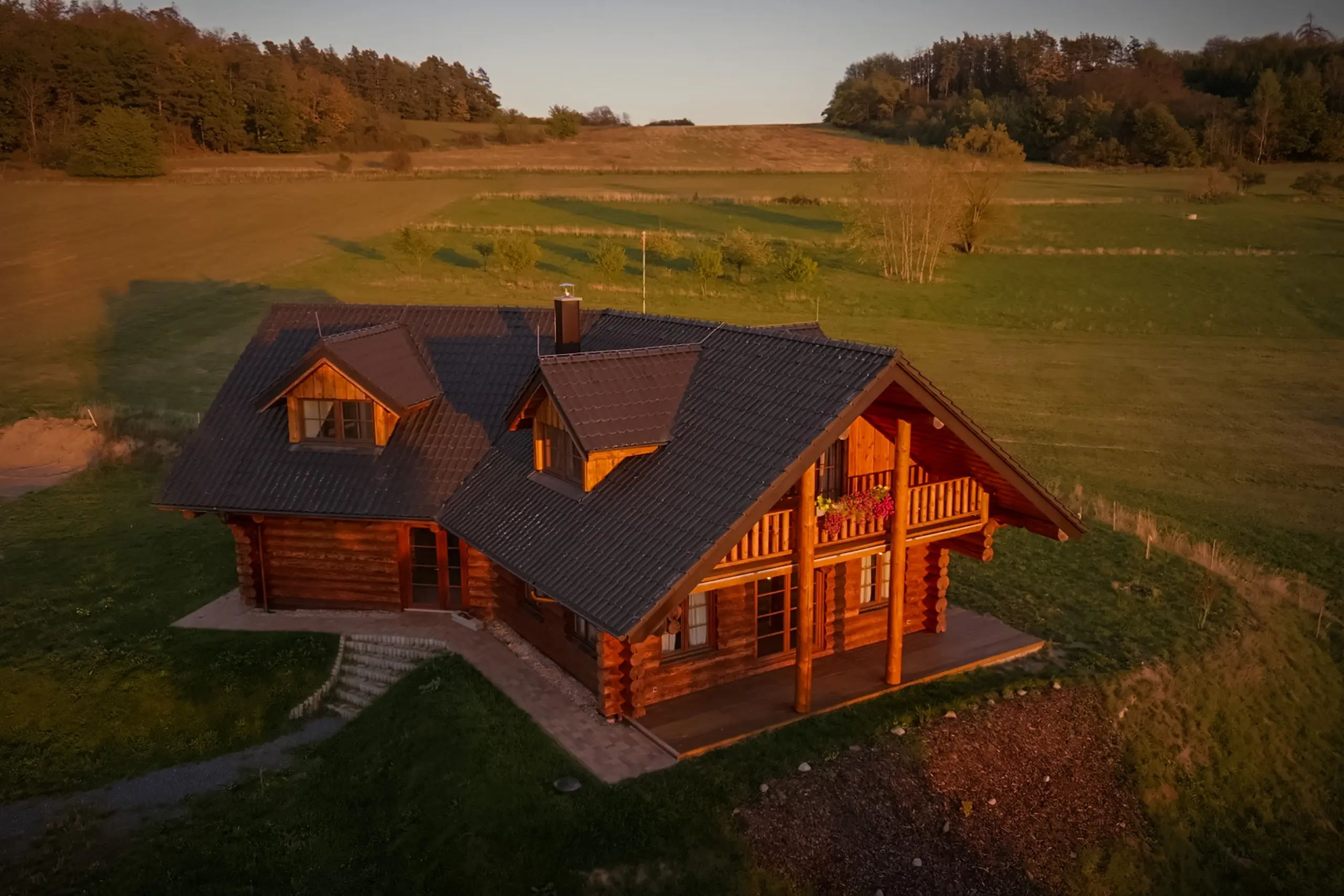 Srub z dronu, pozemek a příjezd